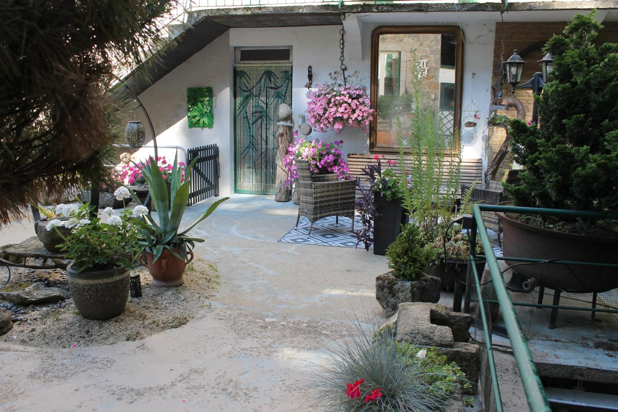 Studio Malou, Cuisine, Salle D'Eau, Terrasse Amenagee Olliergues المظهر الخارجي الصورة
