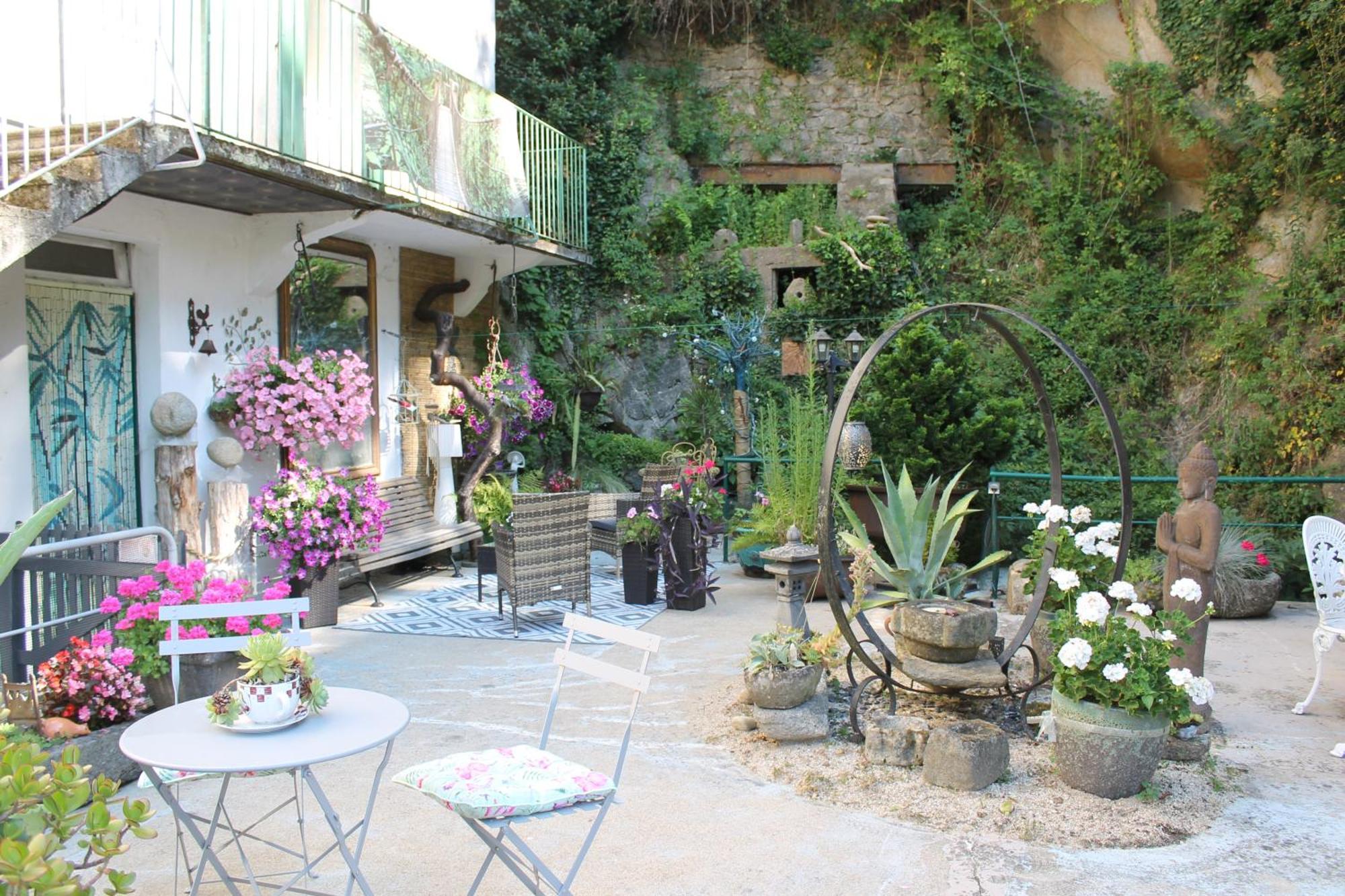 Studio Malou, Cuisine, Salle D'Eau, Terrasse Amenagee Olliergues المظهر الخارجي الصورة