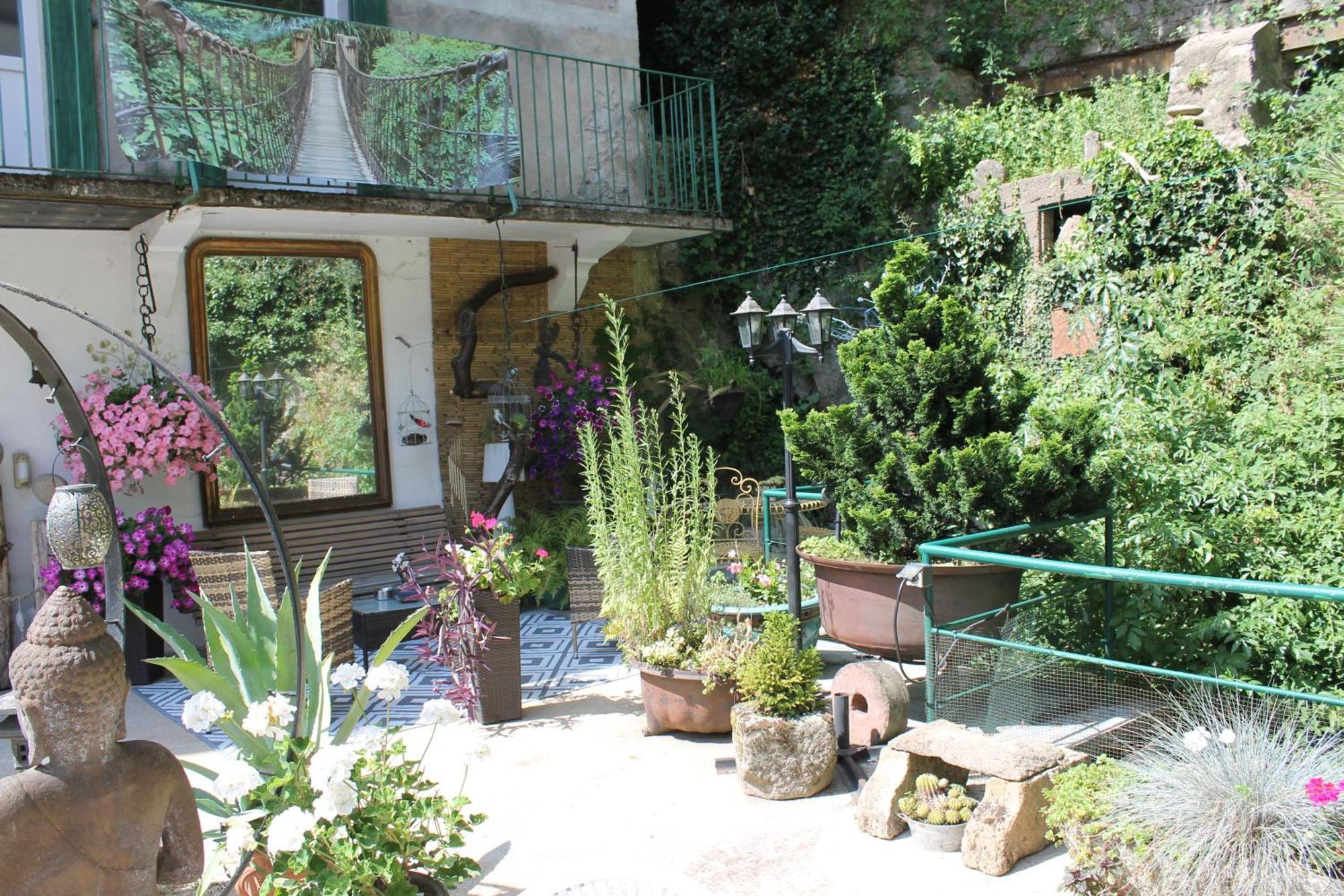 Studio Malou, Cuisine, Salle D'Eau, Terrasse Amenagee Olliergues المظهر الخارجي الصورة