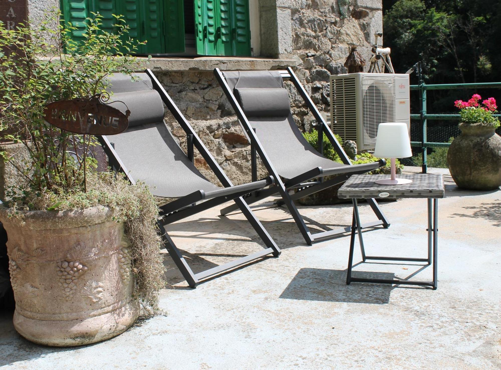 Studio Malou, Cuisine, Salle D'Eau, Terrasse Amenagee Olliergues المظهر الخارجي الصورة