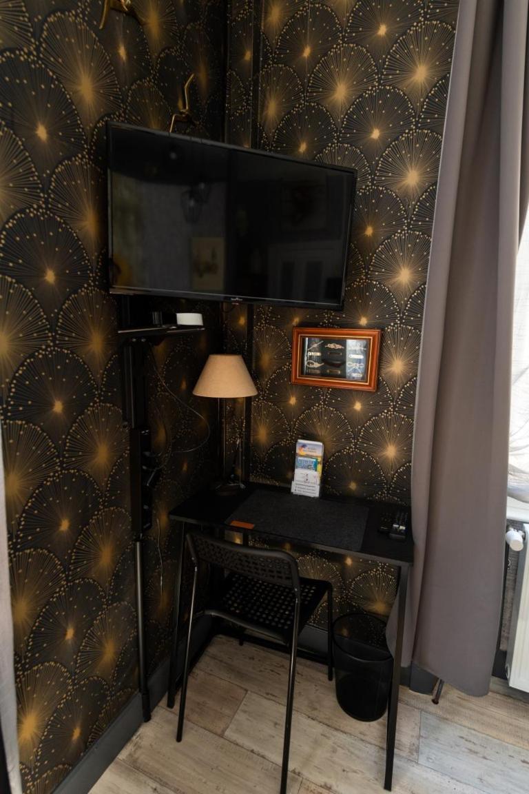 Studio Malou, Cuisine, Salle D'Eau, Terrasse Amenagee Olliergues المظهر الخارجي الصورة